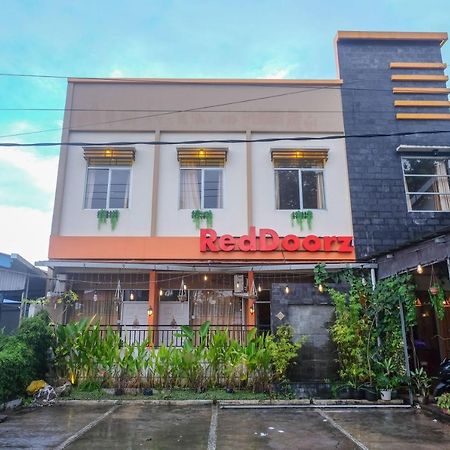 ホテル Reddoorz Near Jalan Wolter Monginsidi マナド エクステリア 写真