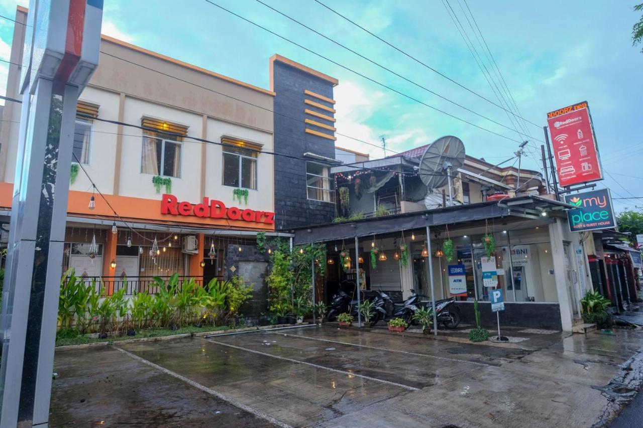 ホテル Reddoorz Near Jalan Wolter Monginsidi マナド エクステリア 写真